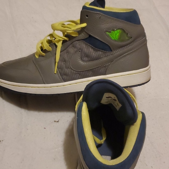 stylish pair of used  excellent condition sneakers - Picture 3 of 4